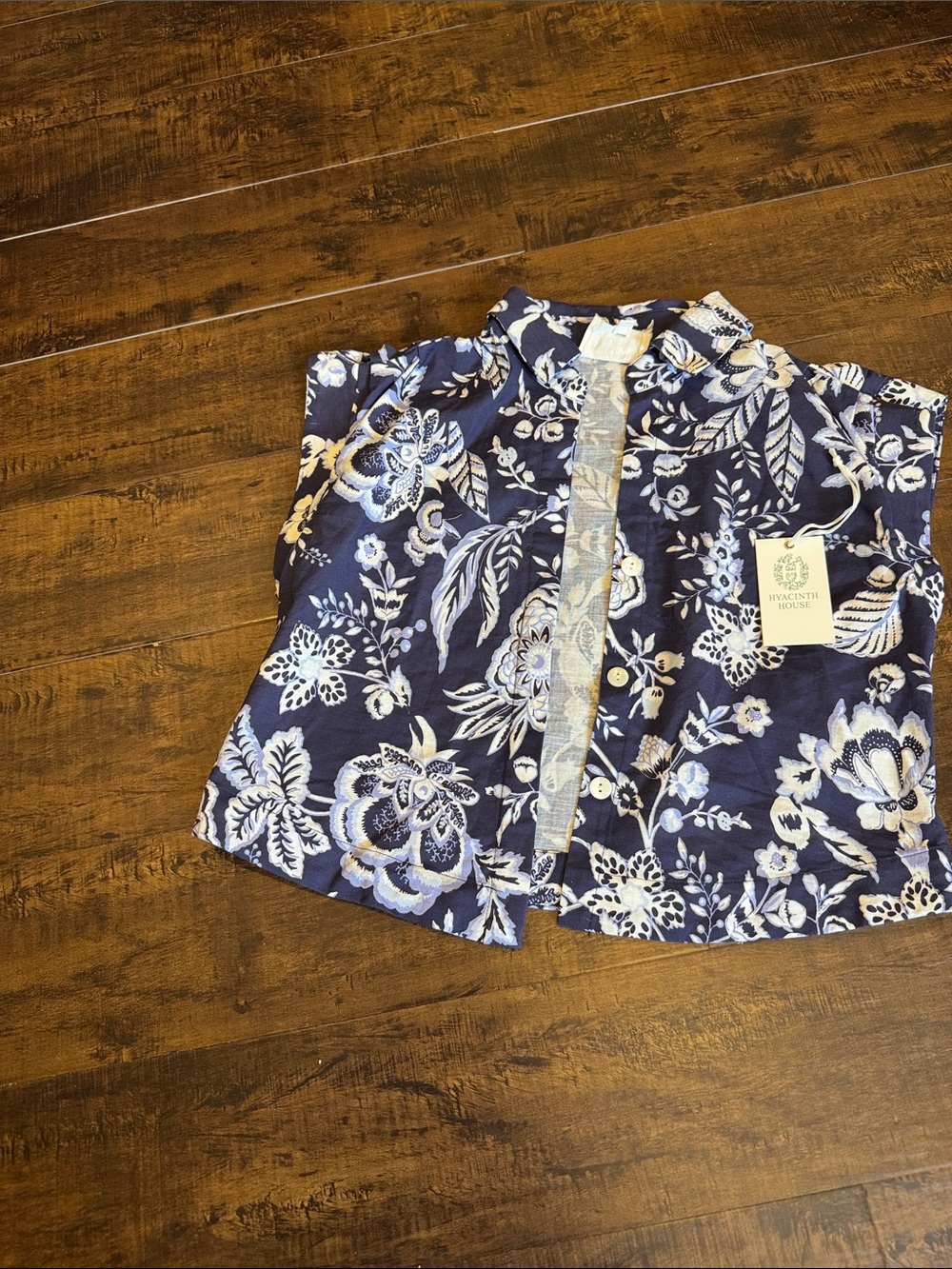 Hyacinth House sz S navy blue and white floral button up top